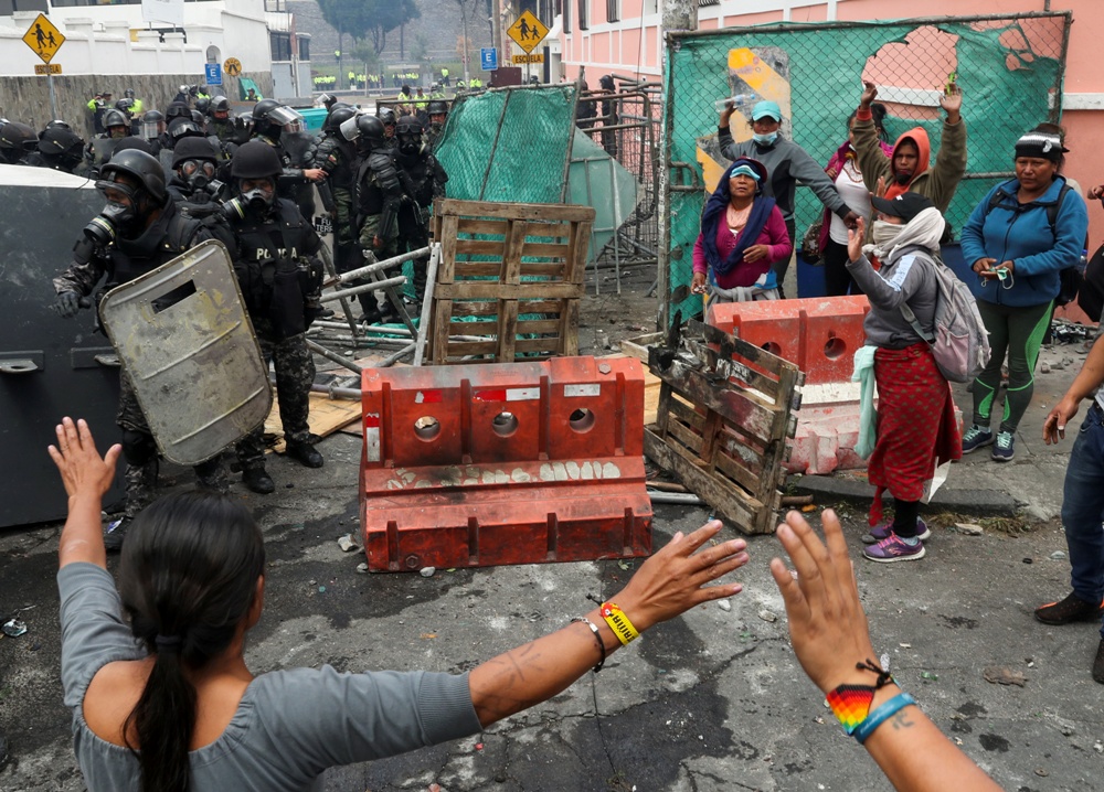 Los dirigentes indígenas insistían a los concentrados en que evitaran el uso de la fuerza y elevaran sus manos en señal de paz. Foto: Reuters.