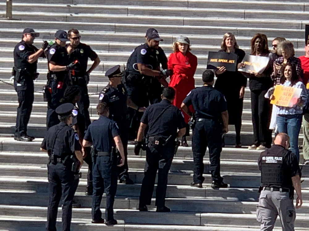 Jane Fonda detenida en las escalinatas del Congreso de Estados Unidos. Foto: Reuters