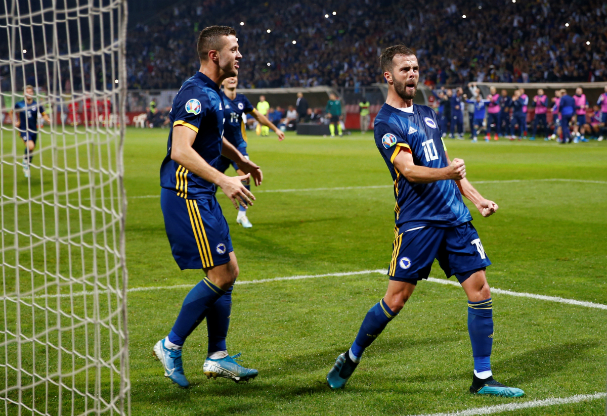 Miralem Pjanic celebra su gol con Bosnia-Herzegovina ante Finlandia. Foto: Reuters.