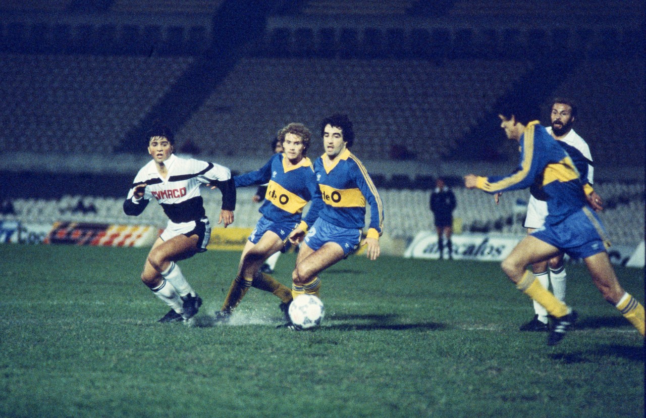 Ariel Krasouski en el Estadio Centenario jugando para Boca Juniors ante Wanderers por la Copa Libertadores de 1986. Foto: Archivo El País.