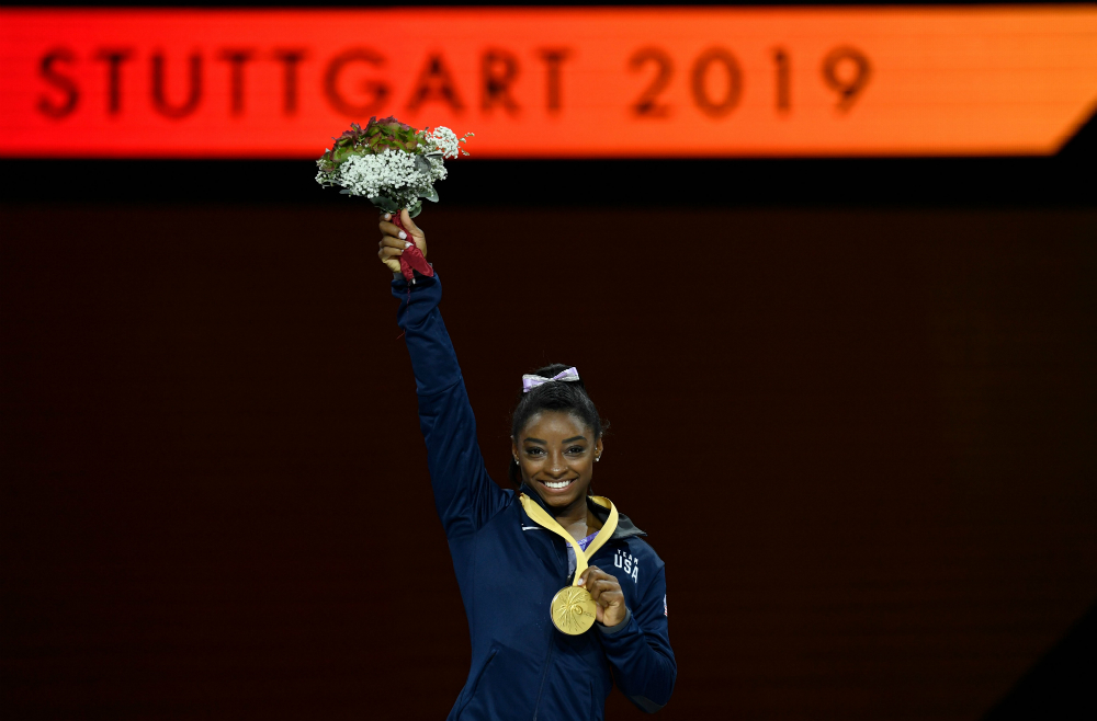 Simone Biles luciendo su medalla de oro número 19
