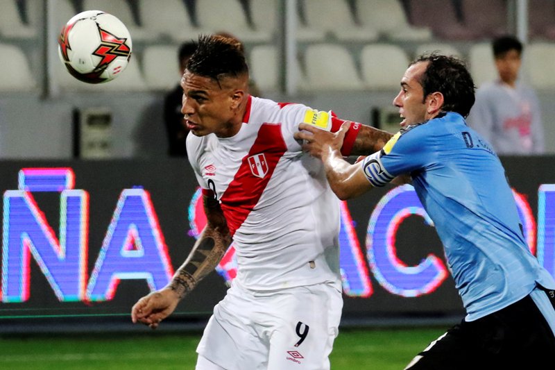 Paolo Guerrero y Diego Godín en un duelo entre Perú y Uruguay. Foto: Reuters.