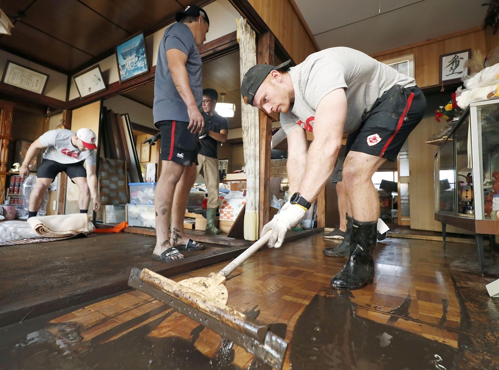 El fullback Peter Nelson de la selección de Rugby de Canadá ayudando en el Mundial de Japón tras el tifón. Foto: Reuters