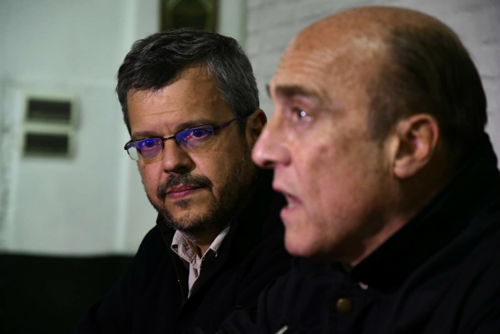 Leal escucha hablar a Daniel Martínez. Foto. Fernando Ponzetto