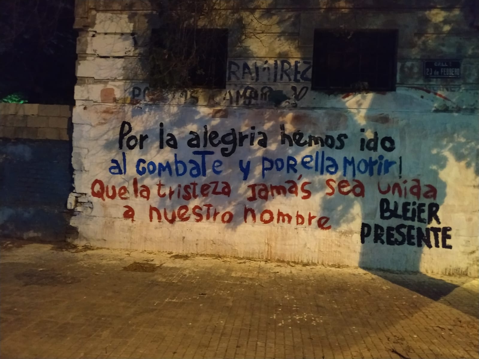 Muro pintado por la Lista 1001 del PCU.