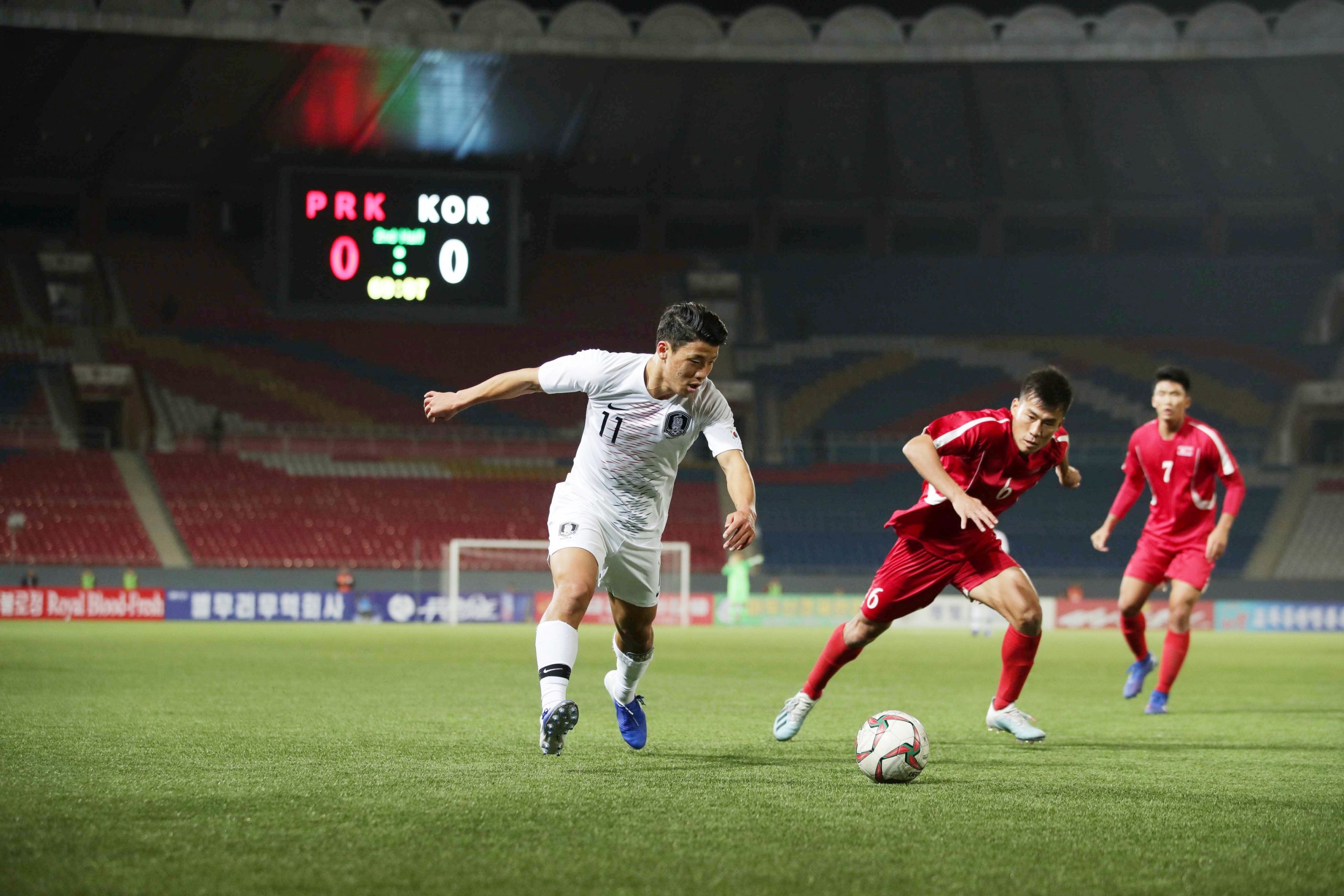 El surcoreano Hwang Hee-chan en acción durante el partido entre Corea del Norte y Corea del Sur en el estadio Kim Il Sung. Foto: Reuters.