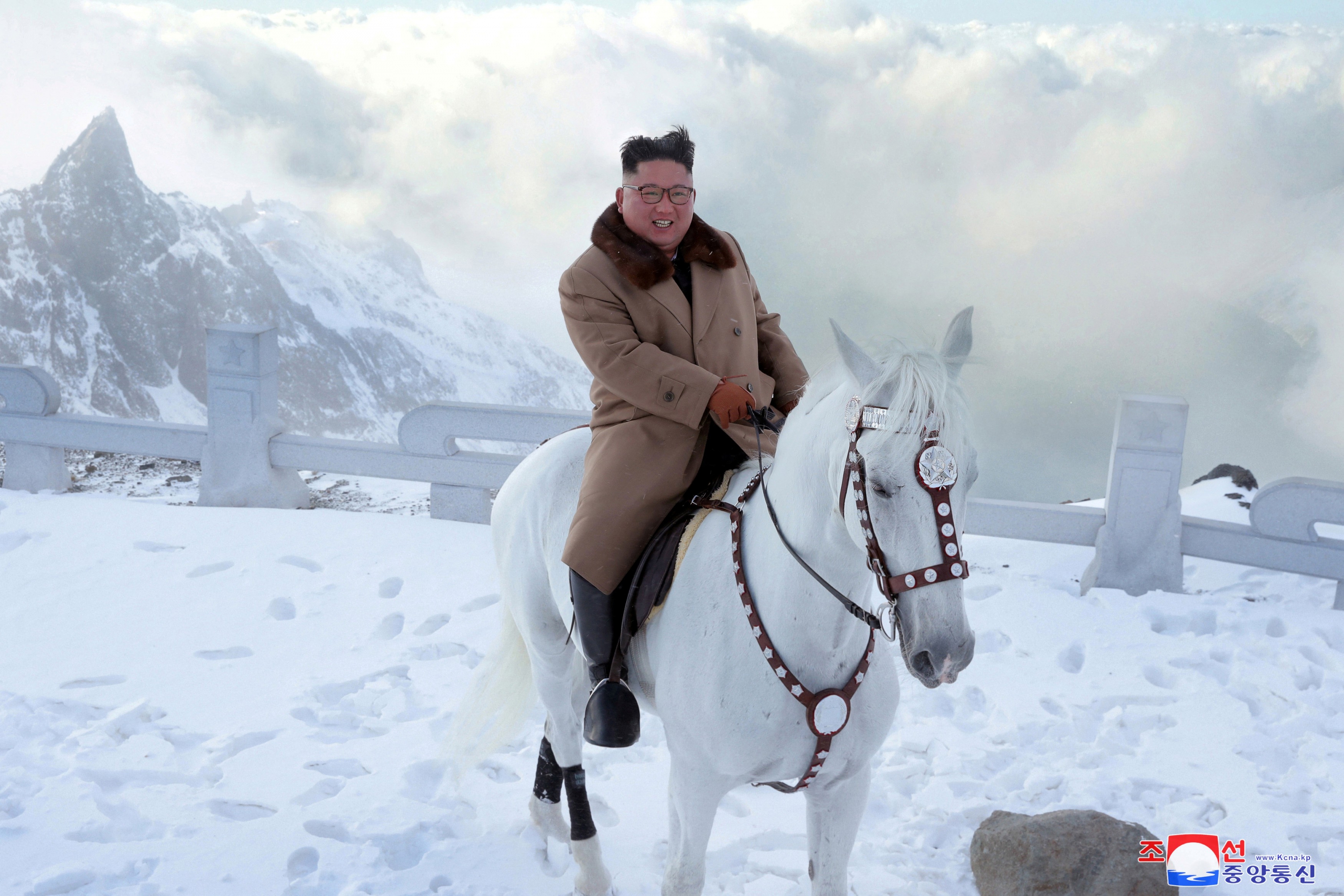 El líder norcoreano dio su paseo a caballo bajo nieve. Foto: KCNA (Reuters)