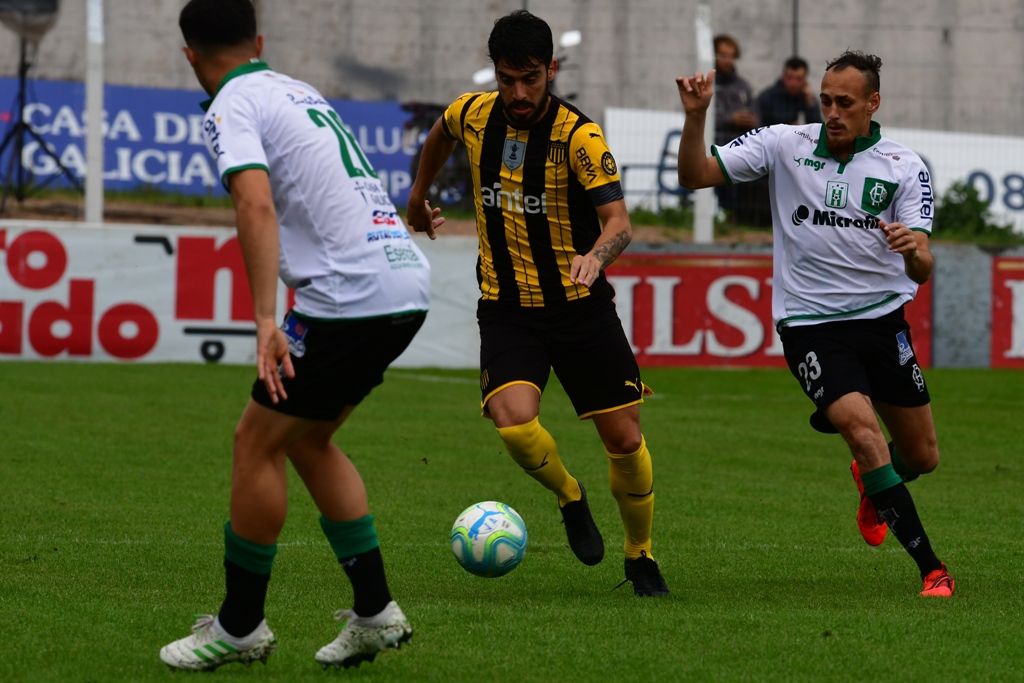 Peñarol empató con Racing 3 a 3 en el Parque Artigas de Las Piedras. Foto: Francisco Flores.