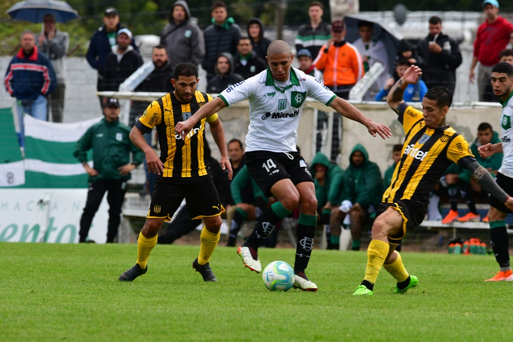Peñarol empató con Racing 3 a 3 en el Parque Artigas de Las Piedras. Foto: Francisco Flores.