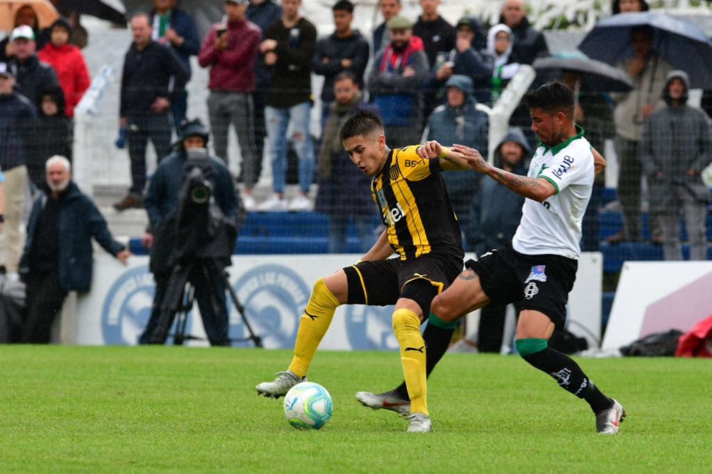 Peñarol empató con Racing 3 a 3 en el Parque Artigas de Las Piedras. Foto: Francisco Flores.