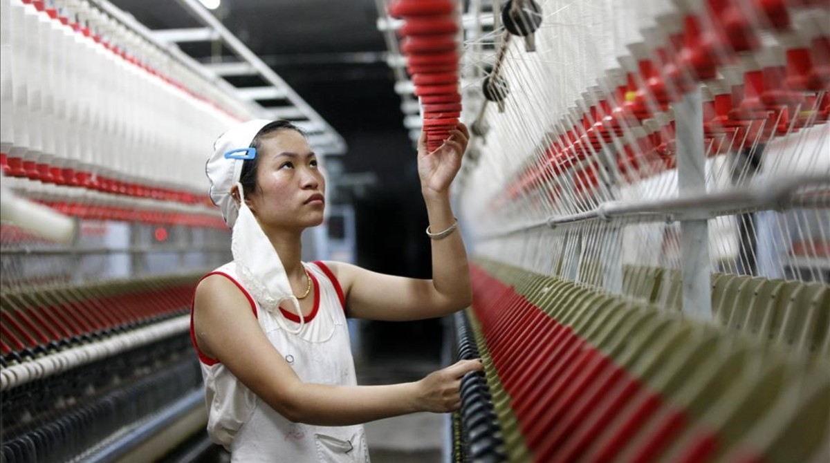 Mujer trabajando en una empresa en China. Foto: Archivo El País
