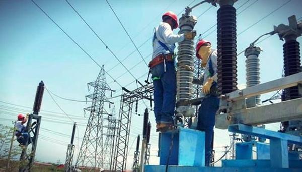 Funcionarios trabajan en una planta eléctrica en China. Foto: Archivo El País