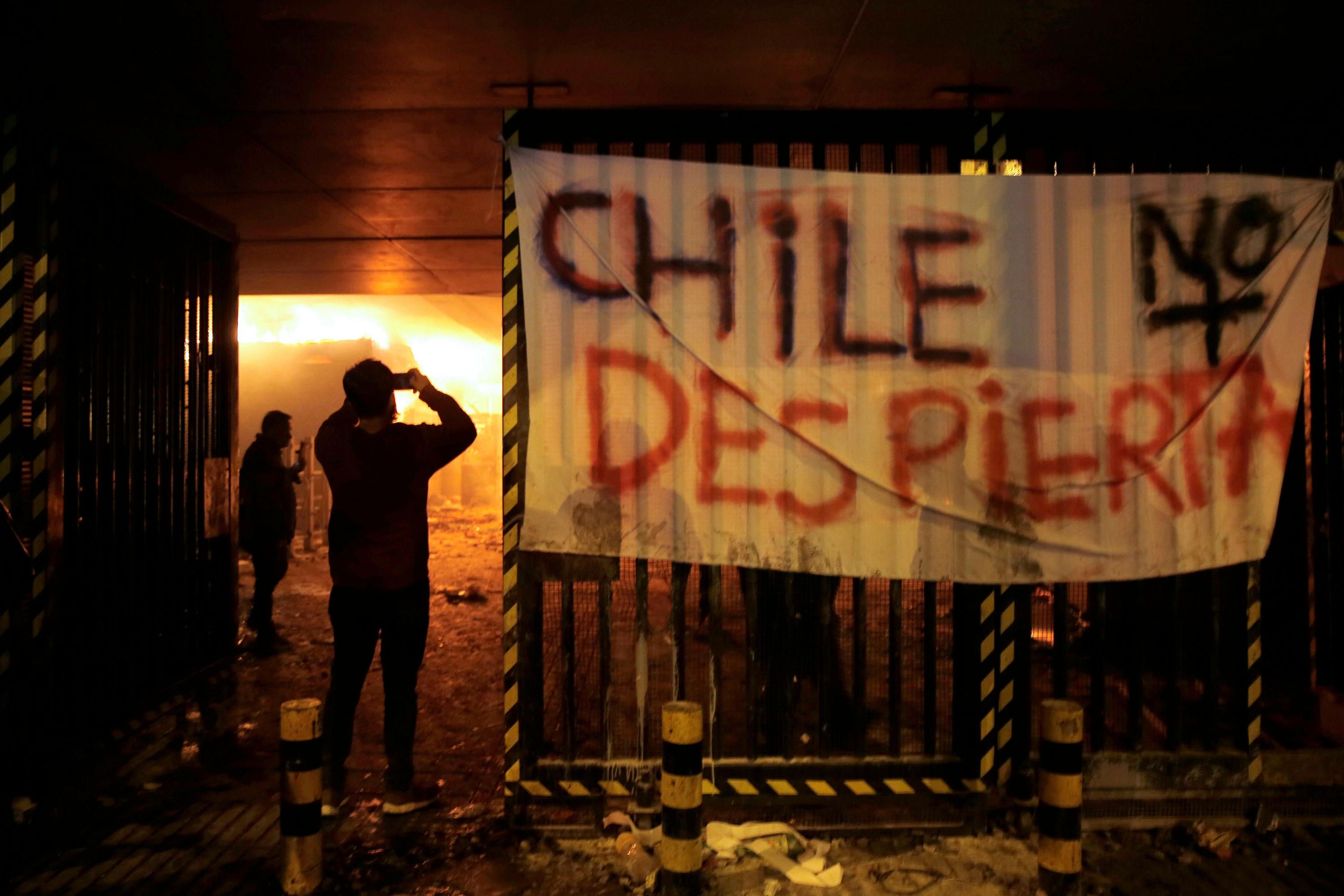 Protestas en Chile con incendios. Foto: AFP