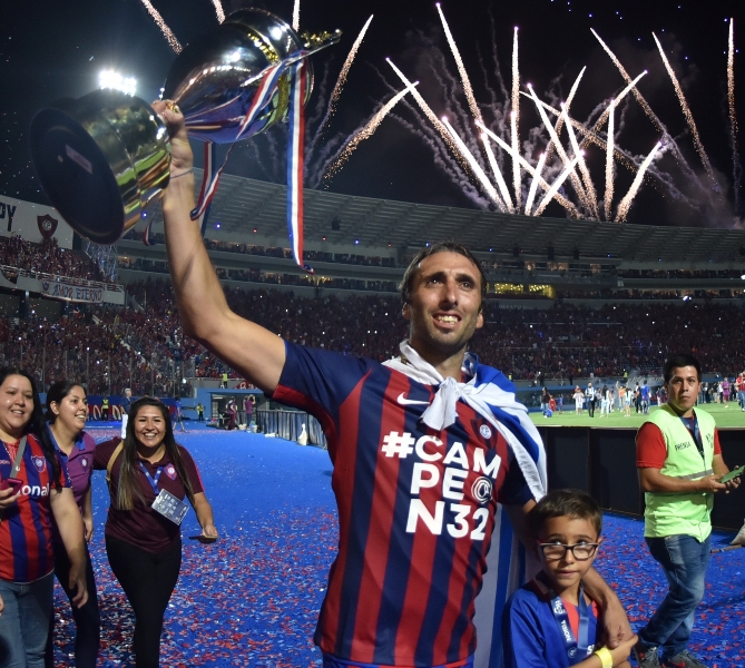 El festejo de campeón con los colores de Cerro Porteño.