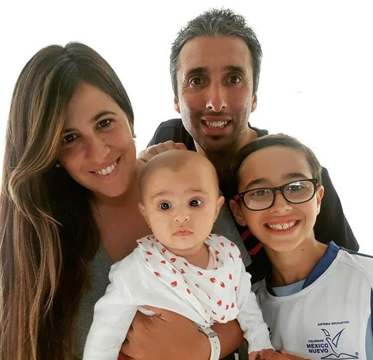 Ignacio Pallas junto a su familia con la que se encuentra en México.