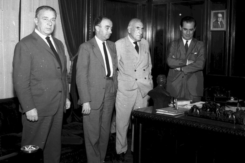 Luis Franzini (colorado, presidente de Defensor), Eduardo Pons Etcheverry (ministro blanco, presidente de Nacional), César Batlle Pacheco (colorado, presidente de Peñarol y de la AUF) y Wilson Ferreira Aldunate (líder blanco y dirigente de Nacional).