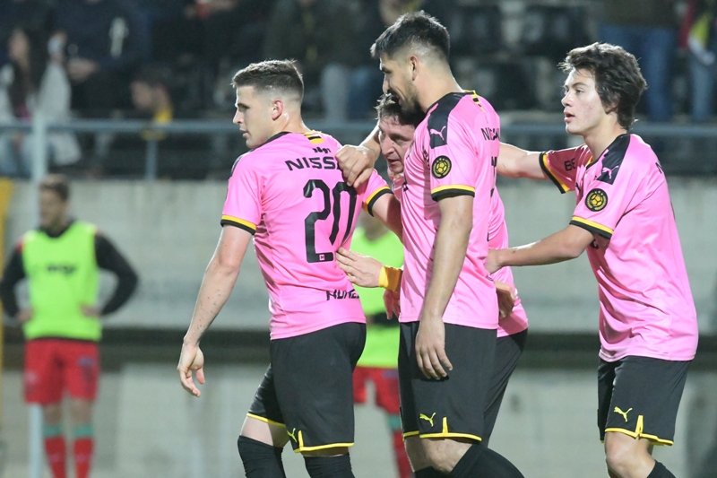 Lucas Viatri, Facundo Pellistri y Giovanni González celebran el tanto mirasol con el “Cebolla” Rodríguez. Foto: Gerardo Pérez.