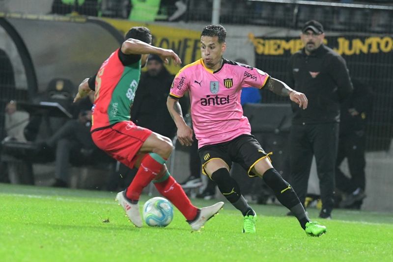 Jesús Trindade, uno de los destacados en el equipo aurinegro, trepando por banda izquierda. Foto: Gerardo Pérez.