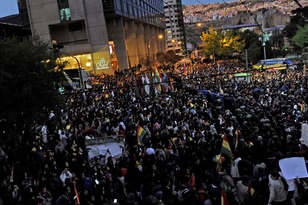 Protestas en el exterior de un céntrico hotel de La Paz, donde el Tribunal Supremo Electoral instaló su base para contabilizar votos, este lunes. Foto: AFP