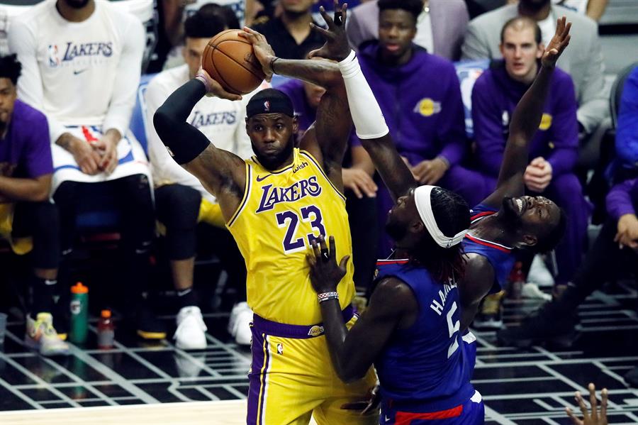 Los Ángeles Clippers vencieron a Los Ángeles Lakers en el inicio de la temporada regular de la NBA. Foto: EFE.
