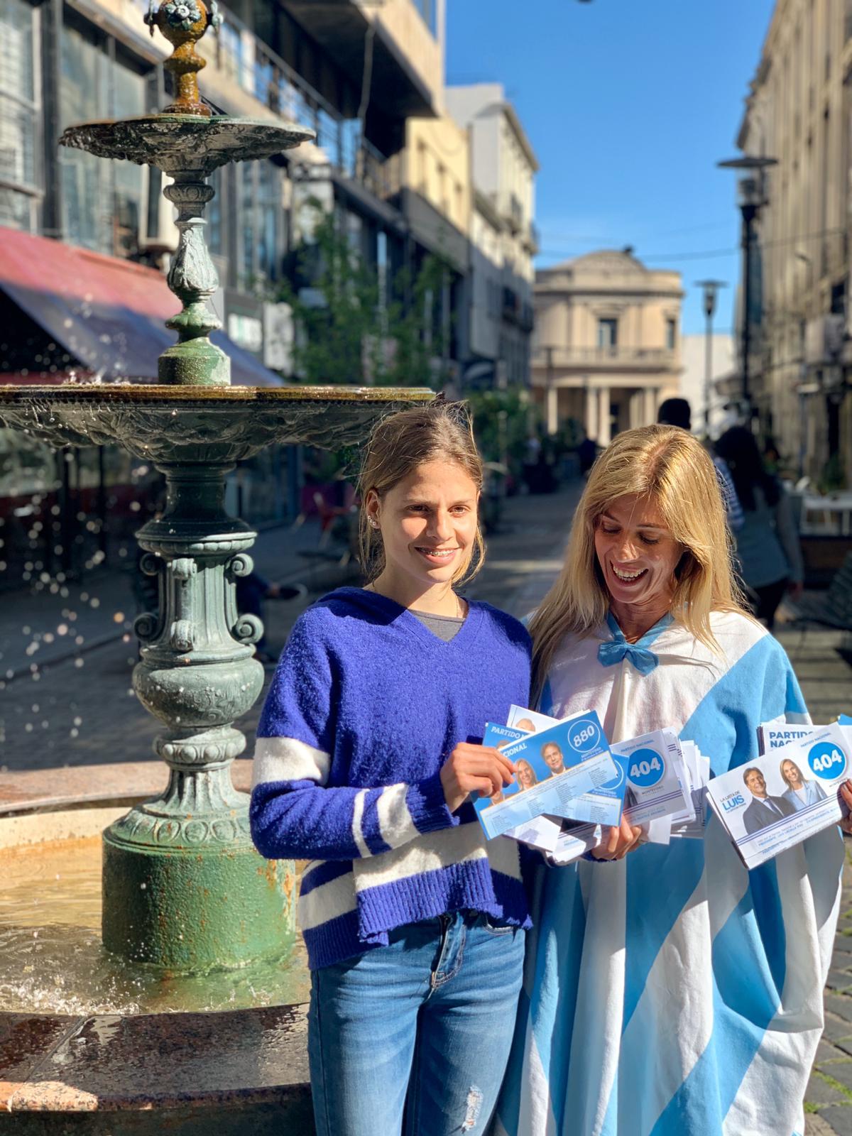 "Loli" Ponce de León salió a repartir listas por el Centro para que