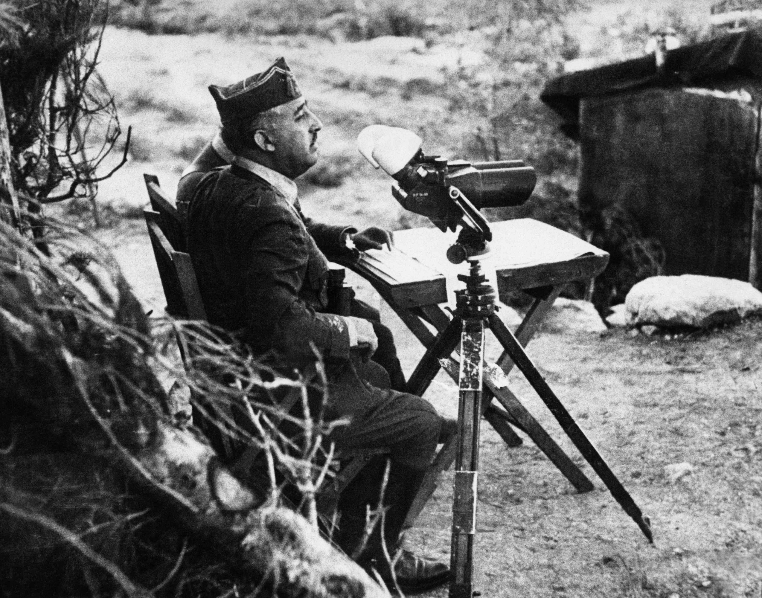 Francisco Franco observando el frente durante la Guerra Civil. Foto: AFP