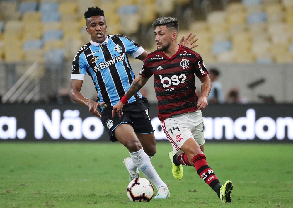 Giorgian De Arrascaeta y Bruno Cortez en el Flamengo vs. Gremio de la Copa Libertadores
