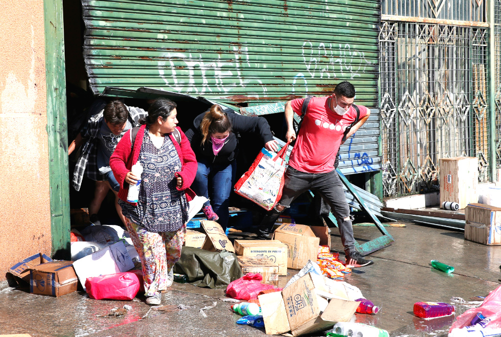 Varias personas saquean un comercio en Valparaíso. Foto: Reuters