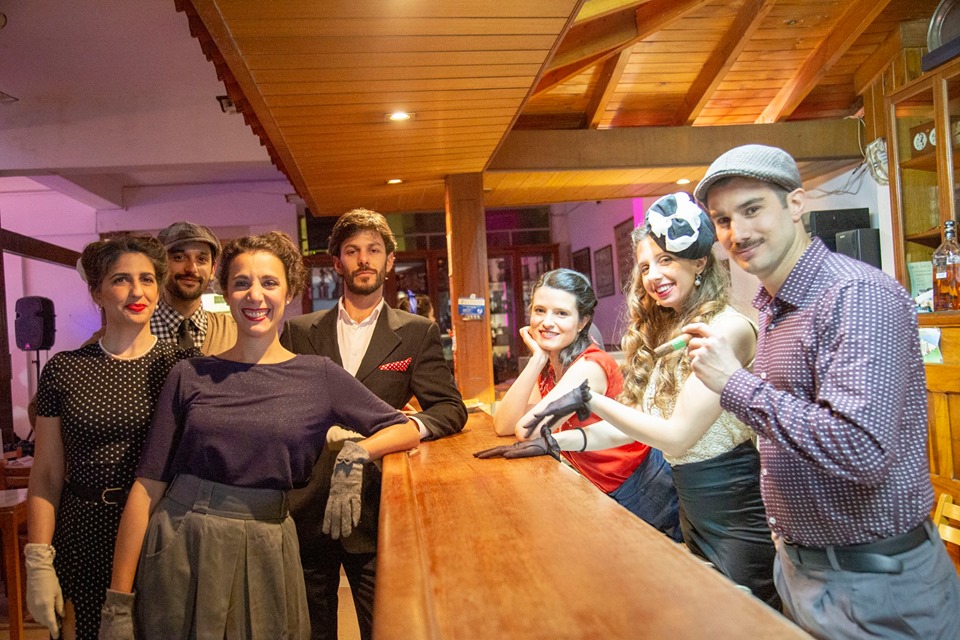 Lorena, Federico, Victoria, Guzmán, Lucía e Ignacio  (de izquierda a derecha) están detrás de Mandinga Milonga en Casa de Austrias. Foto: Cortesía Maicor Borges