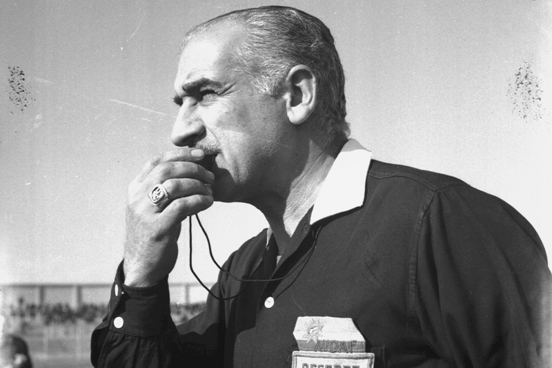 En el Estadio Centenario, pero en plena actividad arbitral. Foto: Archivo El País.