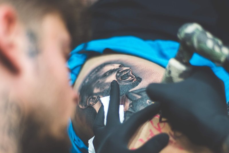 Vicente Cremades trabajando en la pierna de Luis Sánchez. Foto: @LevanteUD