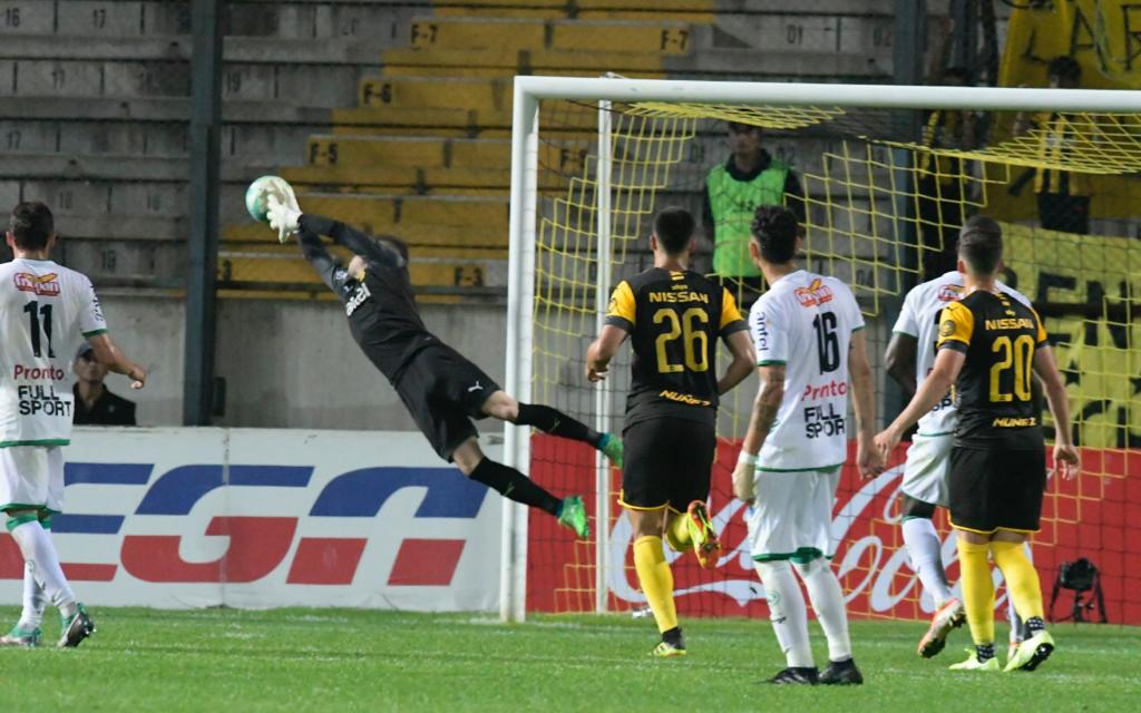 Kevin Dawson y una magistral atajada ante un tiro libre de Facundo Waller. Foto: Gerardo Pérez.