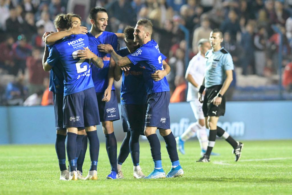 Los jugadores de Cerro Largo celebran el triunfo ante Nacional. Foto: Gerardo Pérez.