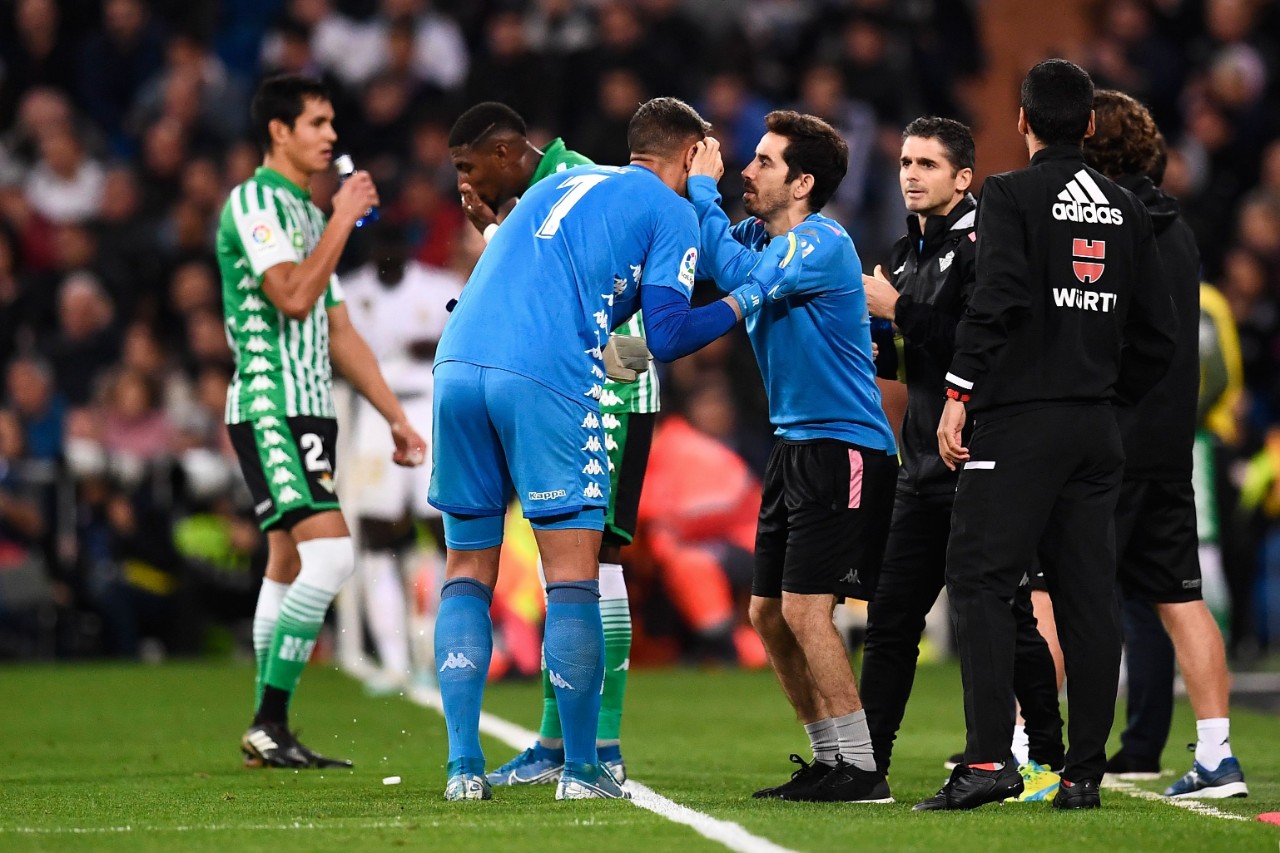 Nadie en el banco pudo ayudar a Joel que jugó más de media hora ante Real Madrid sin su lente de contacto. Foto: AFP