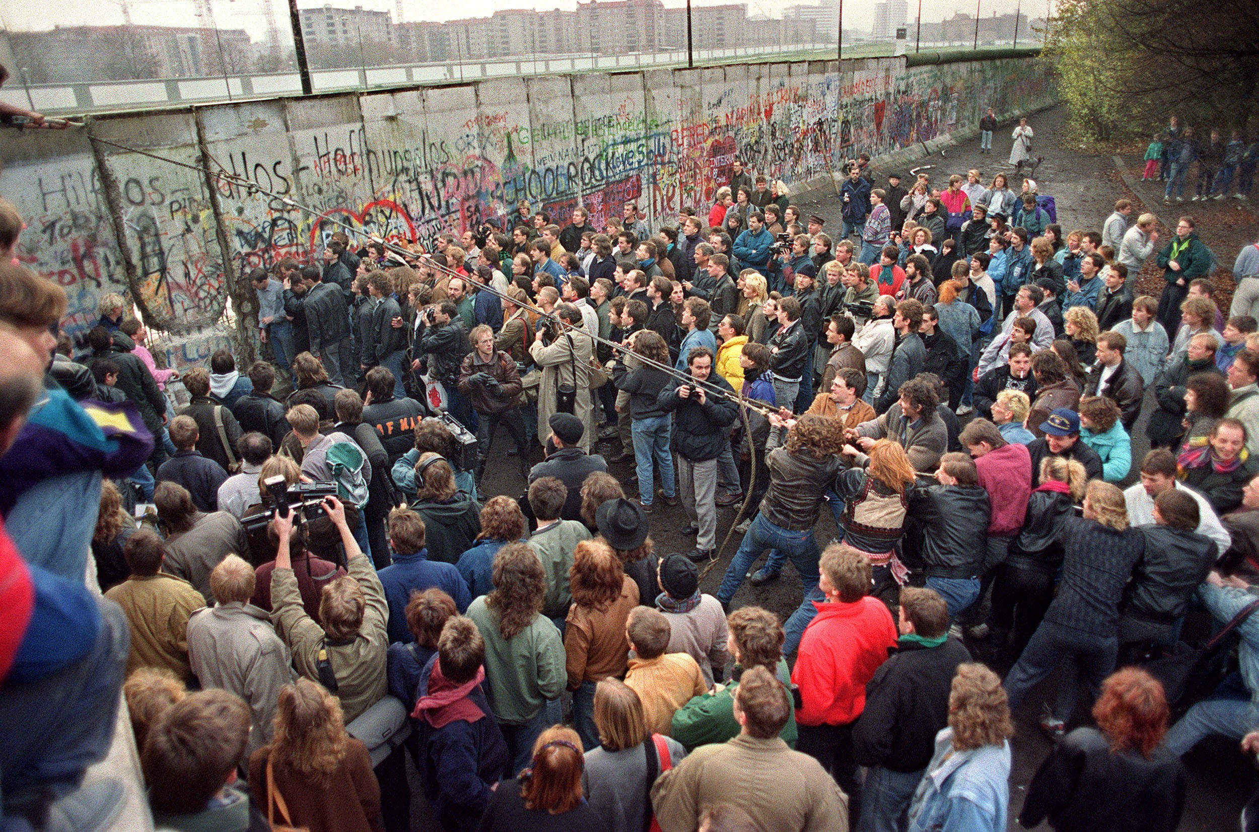 Caída del muro de Berlín en mano de los alemanes. Foto: Archivo El País.