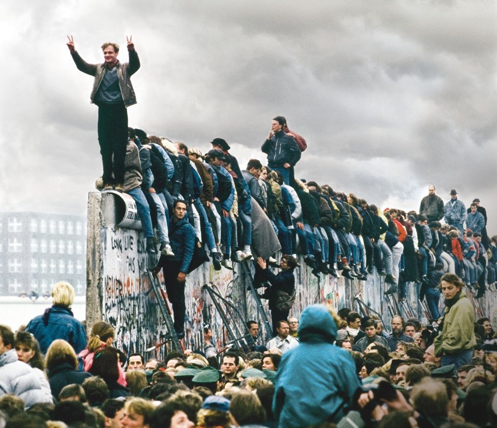 Los alemanes celebrando la caída del muro. Foto: Archivo El País.