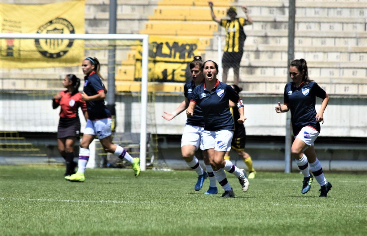 Juliana Castro en el gol de Nacional en el clásico del fútbol femenino en el Campeón del Siglo.