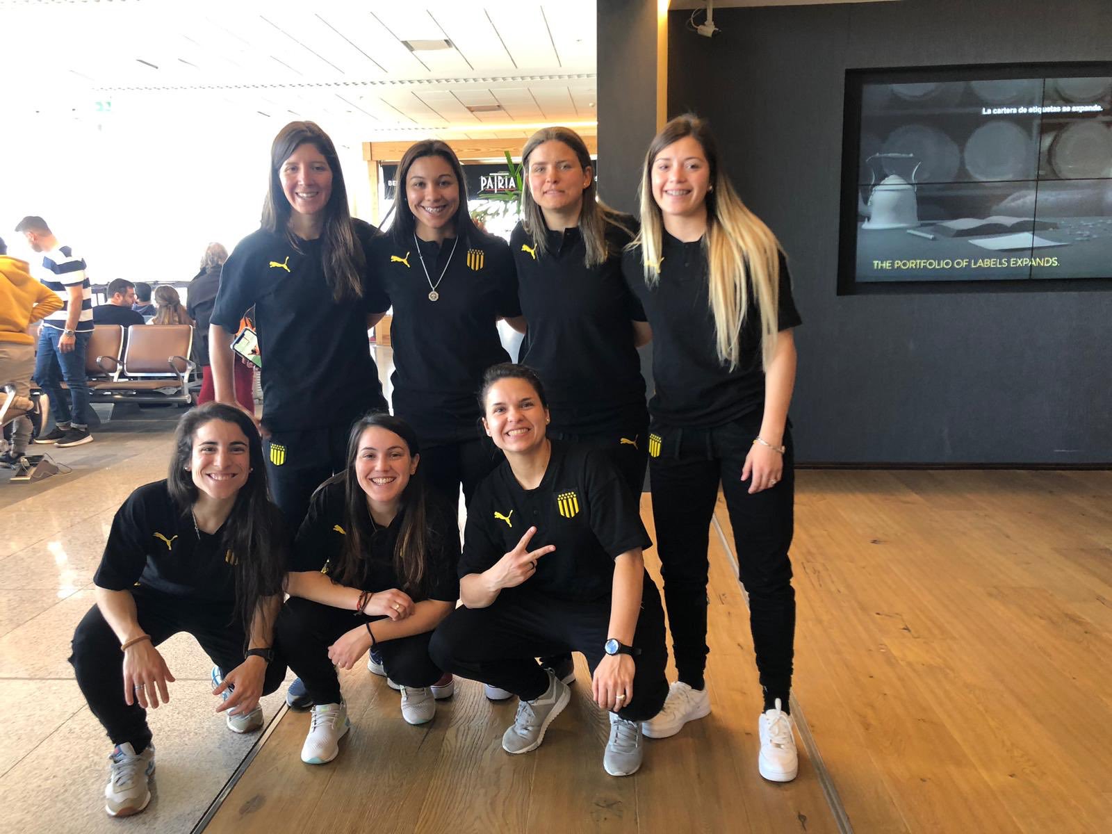 Las siete jugadoras de Peñarol en fútbol 11 y futsal.