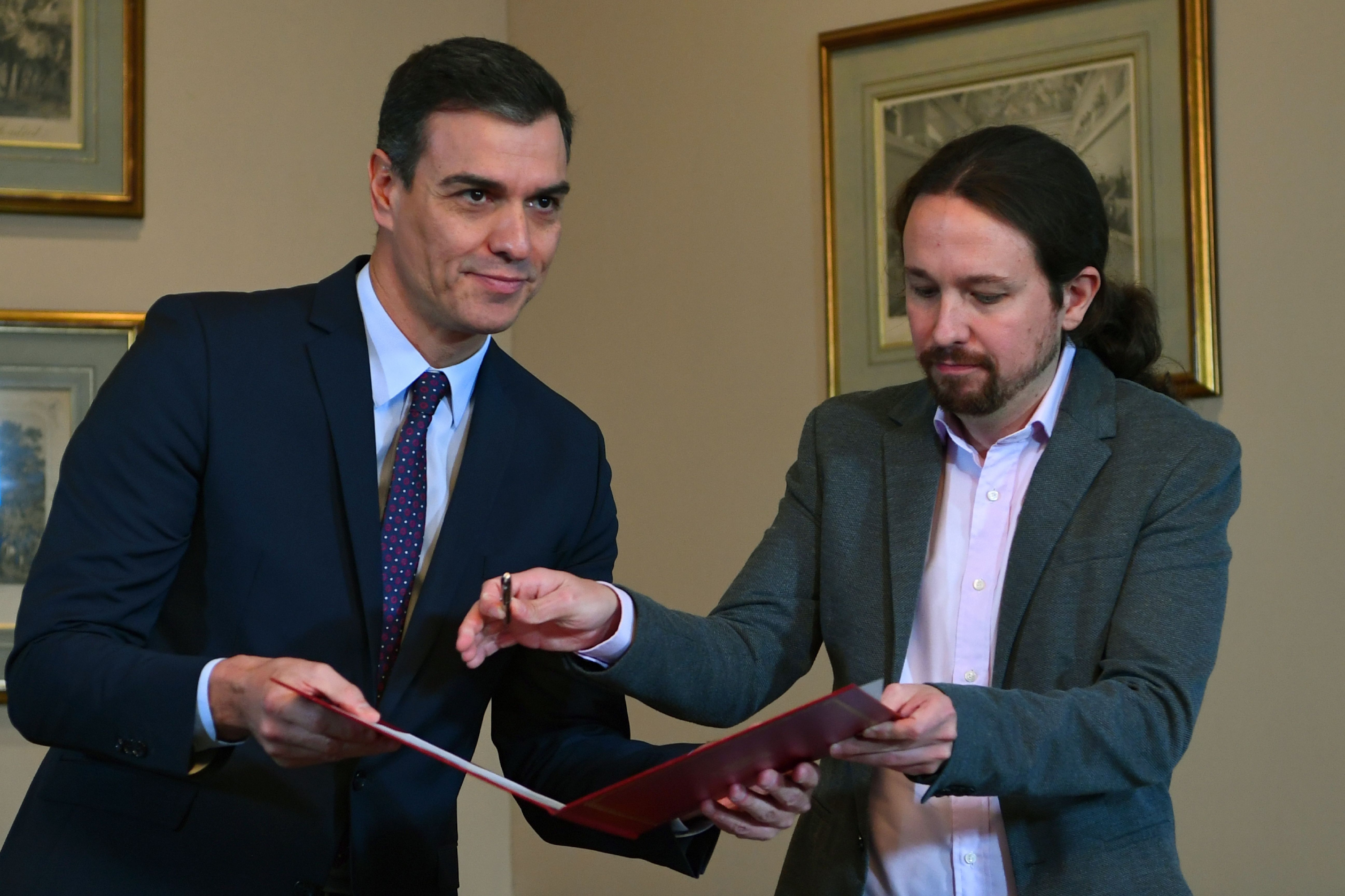 Pablo Iglesias y Pedro Sánchez. Foto: AFP