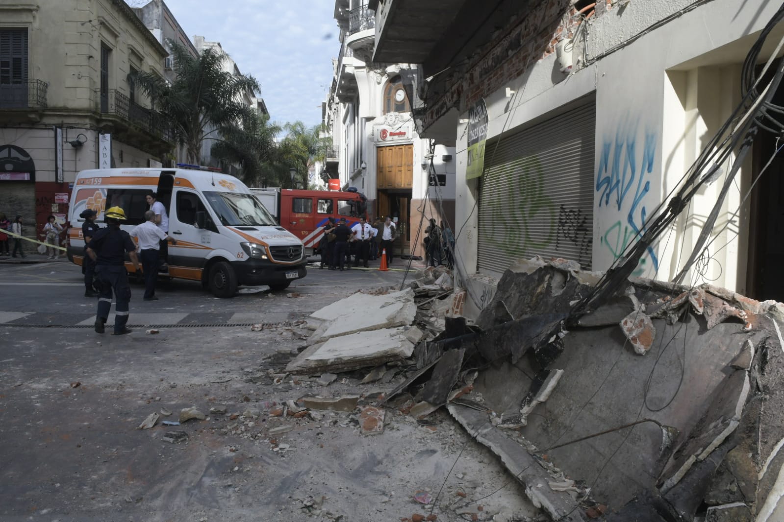 Se derrumbó parte de un edificio en Ciudad Vieja. Foto: Marcelo Bonjour