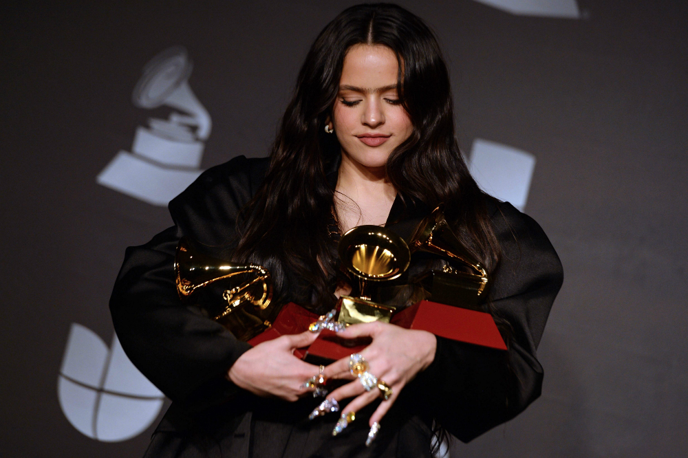 Rosalía con sus premios Latin Grammy. Foto: AFP