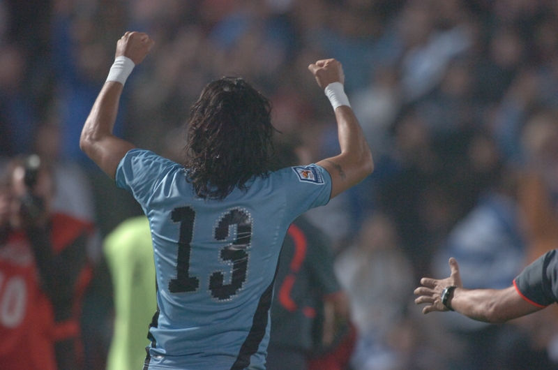 Sebastián Abreu ante Costa Rica 2009. Foto: Archivo El País/Ariel Colmegna.