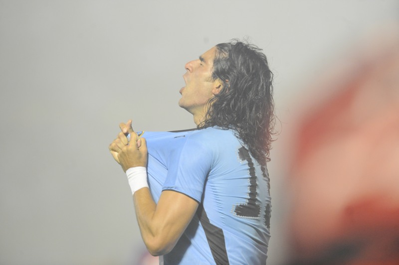 Sebastián Abreu ante Costa Rica 2009. Foto: Julio Barcelos.