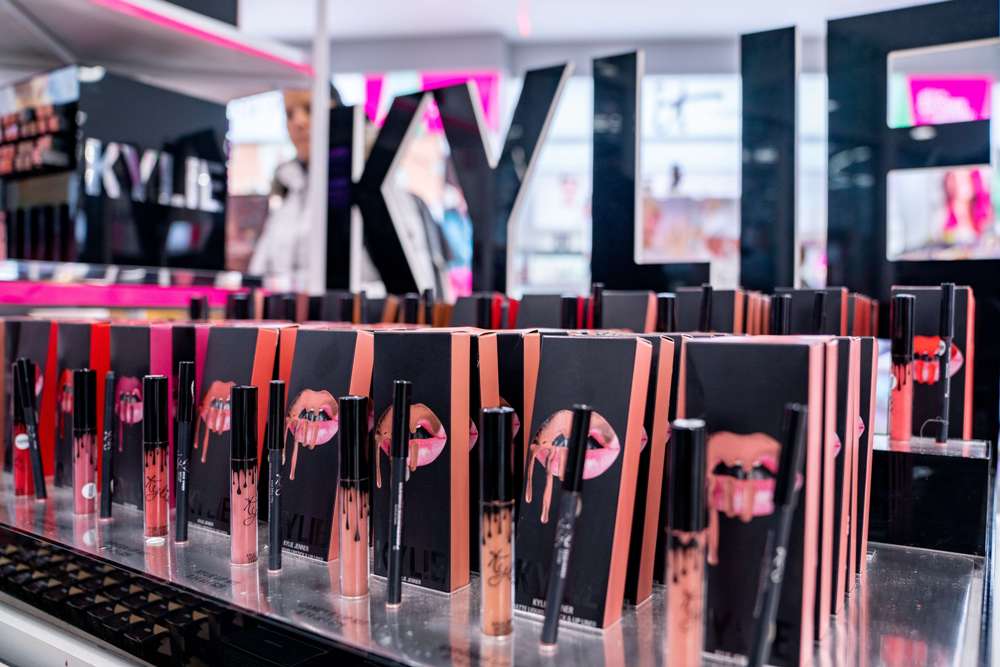 Kylie Cosmetics por Kylie Jenner. Foto: AFP