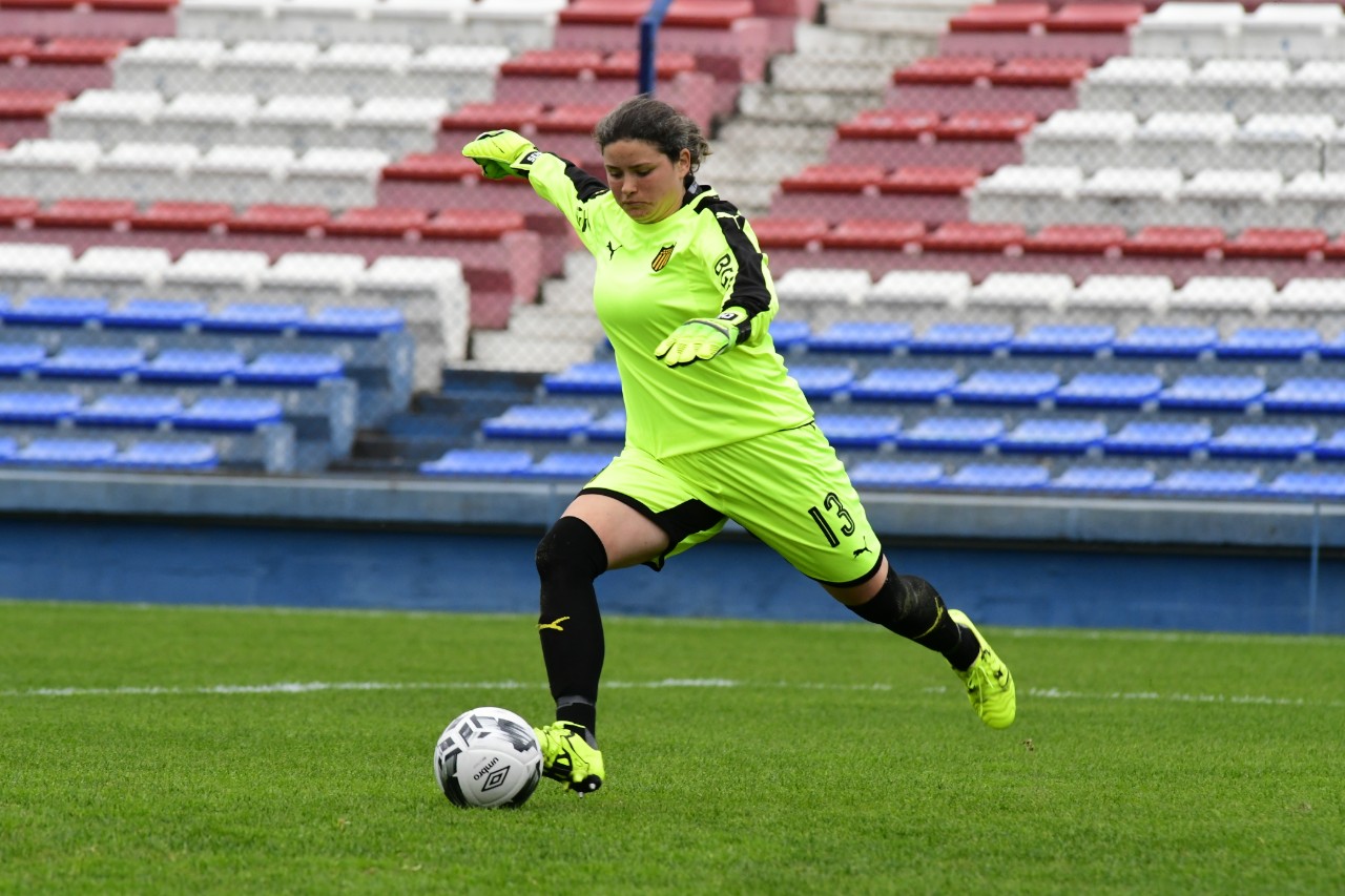 Sofía Olivera en el clásico femenino en el Gran Parque Central. Foto: Leonardo Mainé / El País