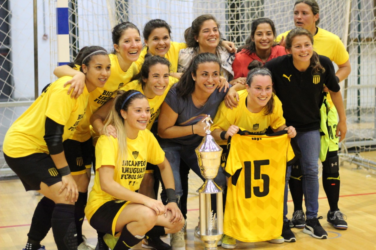 Junto a las seis compañeras con las que comparte plantel de futsal y fútbol en Peñarol. Foto: Matías Pérez / El País