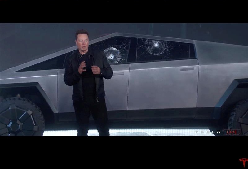 Elon Musk y la nueva camioneta de Tesla