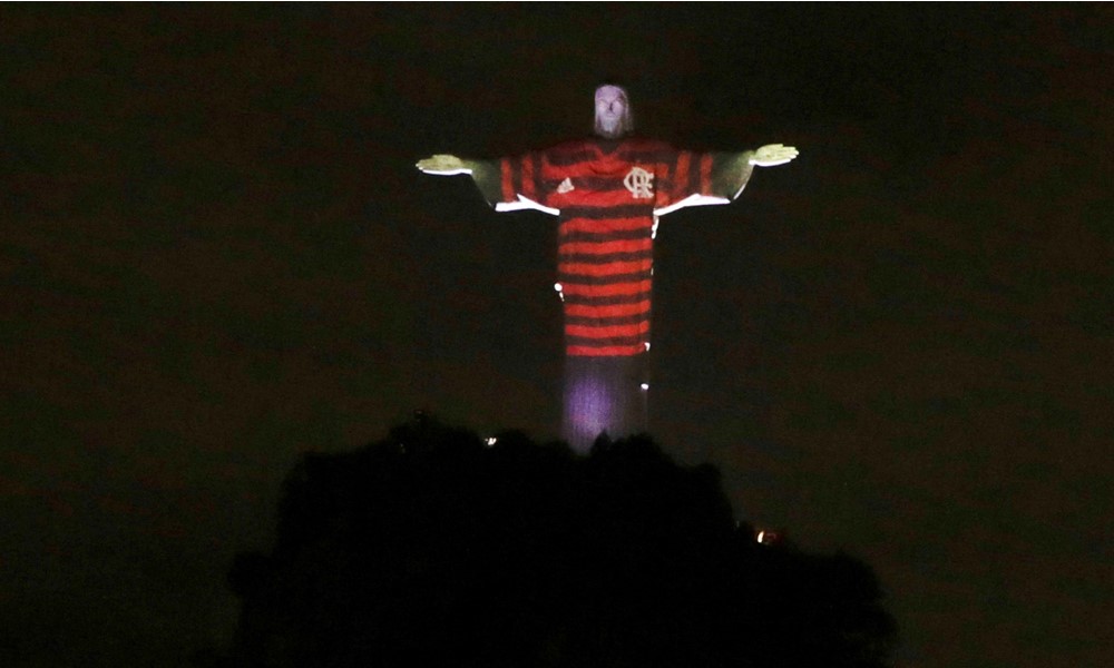 El Cristo Redentor amaneció con la camiseta de Flamengo. Foto: Reuters