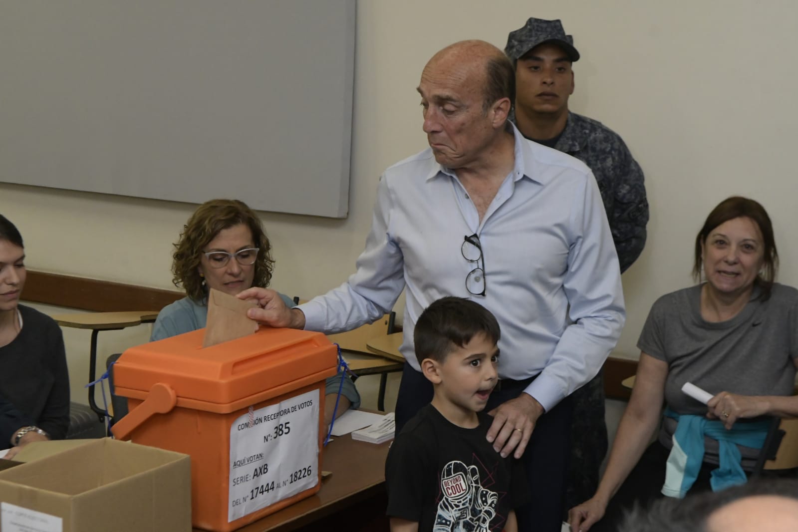 Daniel Martínez junto con su nieto. Foto: Leonardo Mainé.