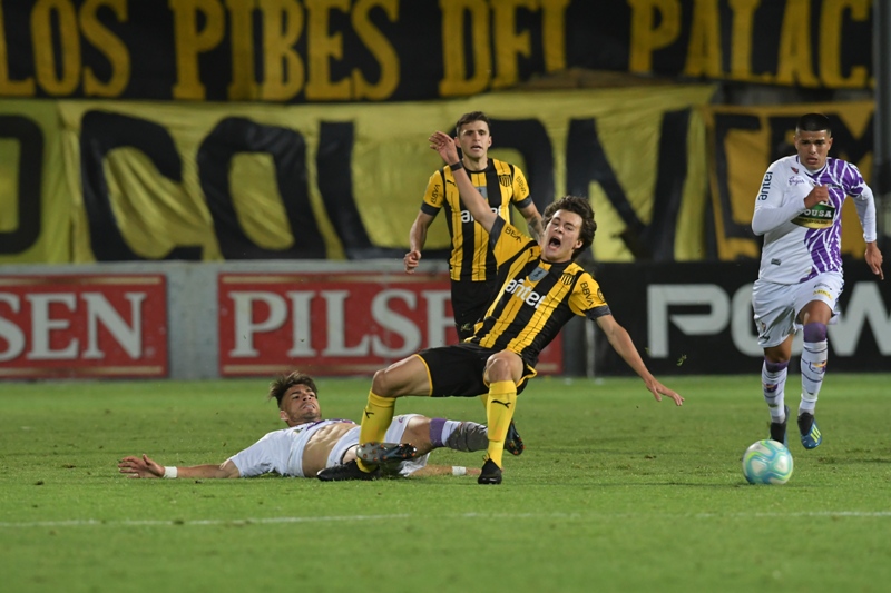 El momento de la infracción de Alex Silva sobre Pellistri que derivó en la tarjeta roja. Foto: Gerardo Pérez.